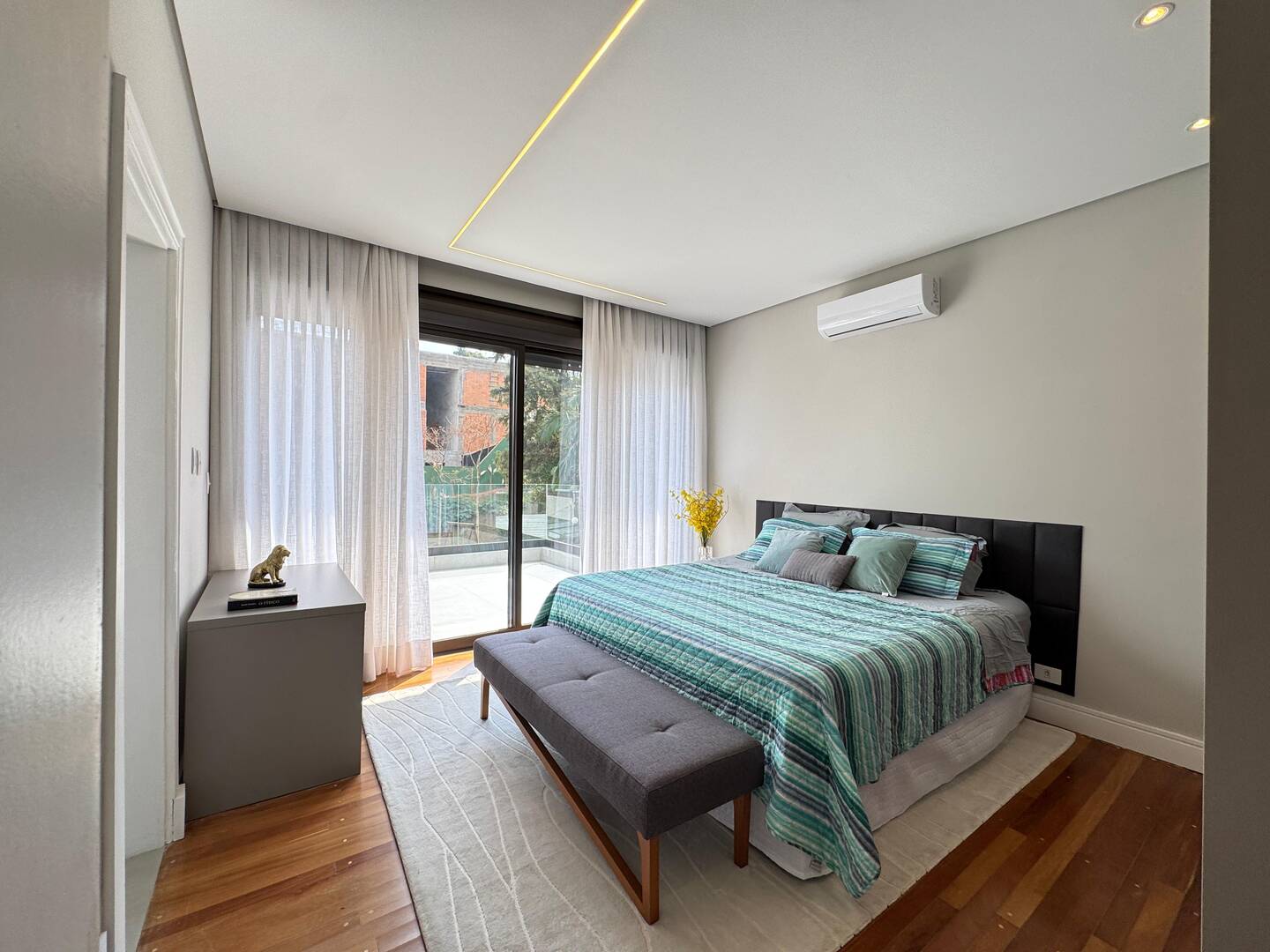 Casa Contemporânea à Venda no Tamboré 1 com 5 Suítes e Lazer Integrado