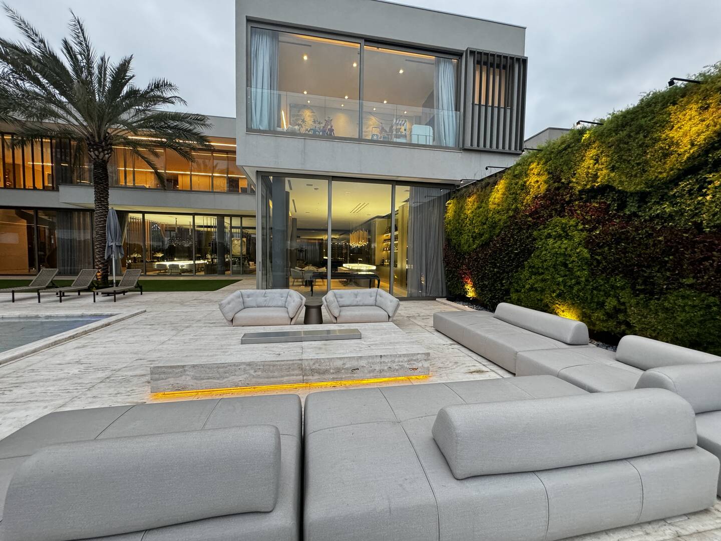 Casa com 6 suítes, vista panorâmica e arquitetura contemporânea no Tamboré 2