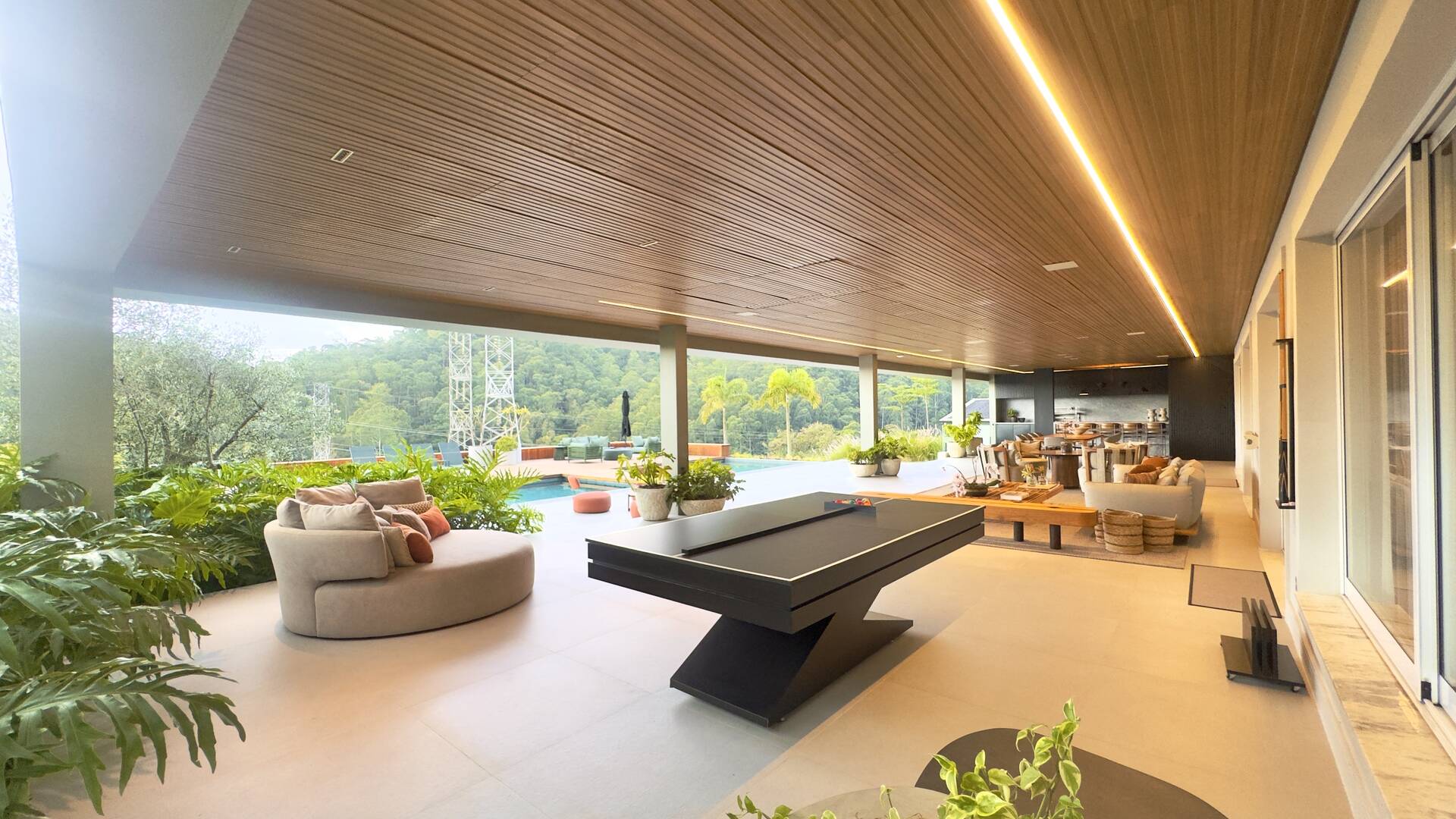 Casa Contemporânea no Tamboré 1 com 3.167 m² de Terreno e Vista Permanente para a Mata