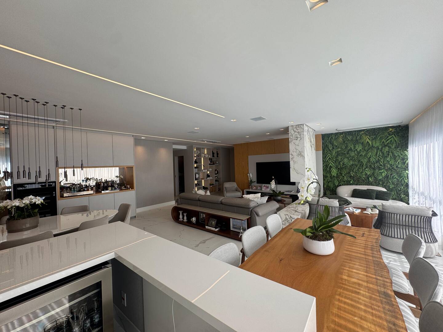Apartamento mobiliado no ATRIA Alphaville com 3 suítes e automação completa