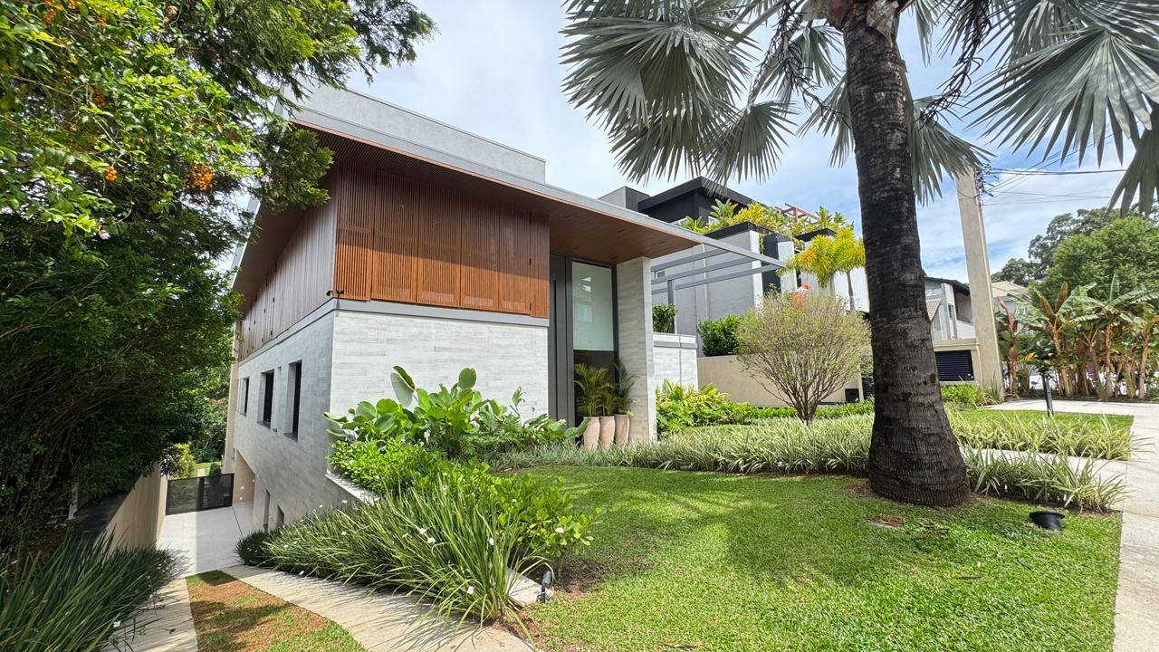 Casa à venda no Tamboré 2 com 5 suítes, duas adegas, elevador e vista permanente