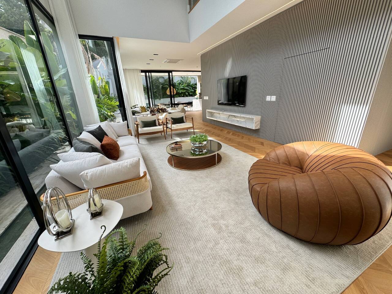 Casa de Alto Padrão com Elevador e Área Gourmet Integrada em Alphaville