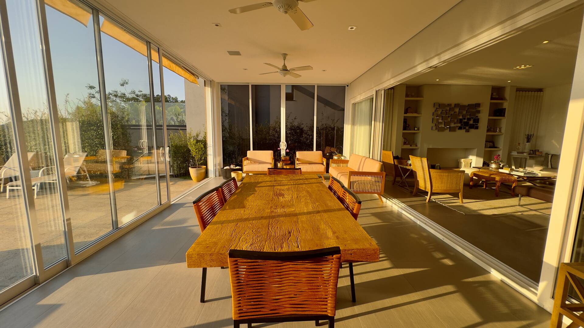 Casa à venda no Tamboré 10 com 4 suítes, área gourmet integrada e 539 m²
