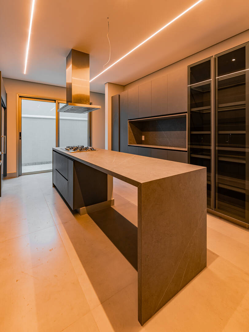 Casa porteira fechada à venda em Alphaville | 5 suítes, rooftop e mobiliada