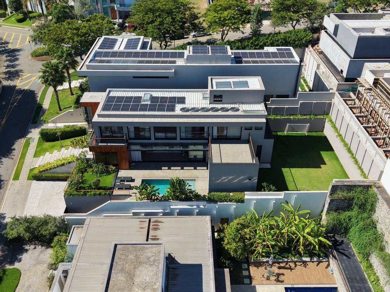 Casa à venda no Tamboré 10 com vista permanente para a mata e amplo terreno