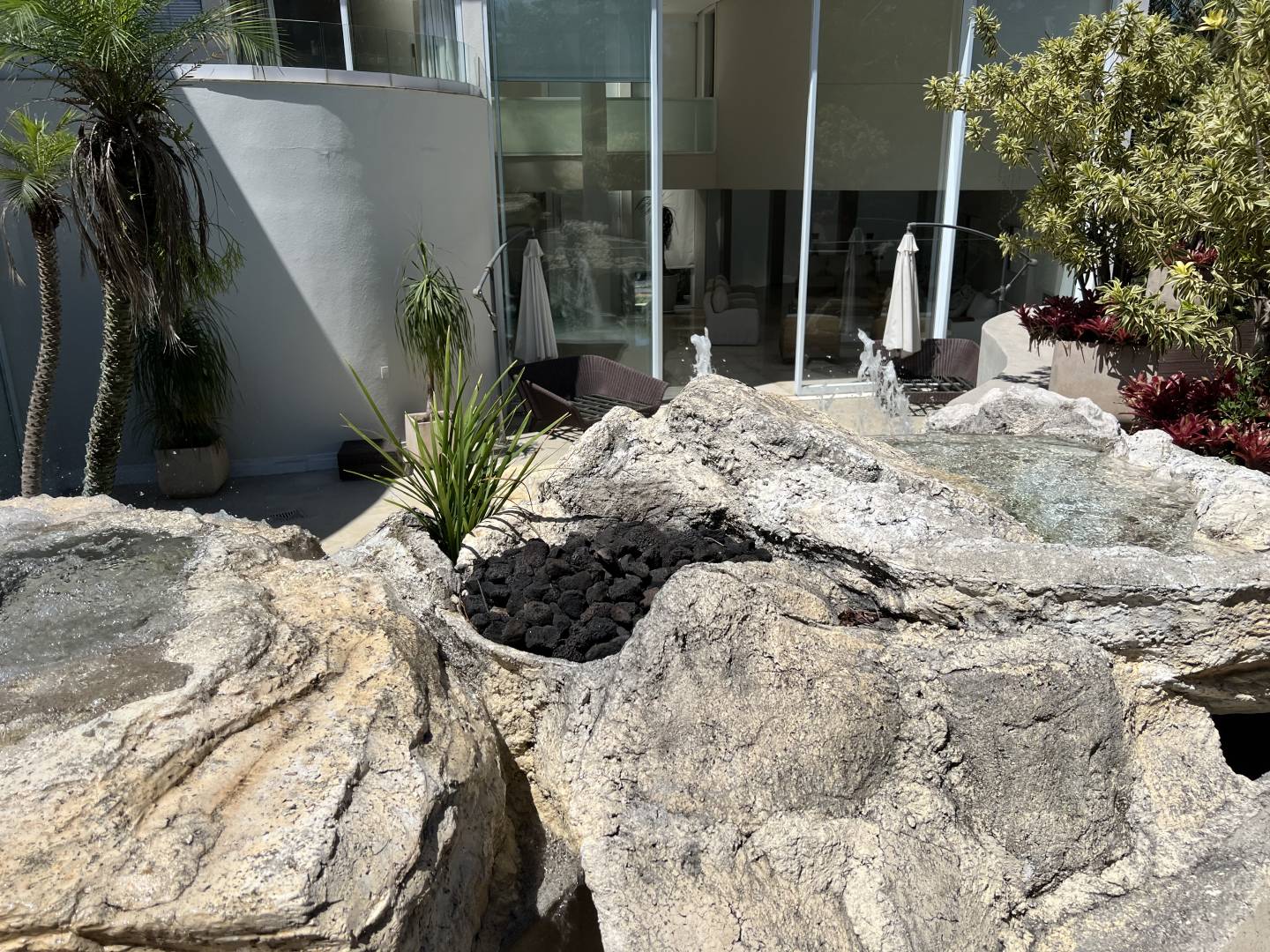 Casa à venda no Alphaville Residencial 2 com 5 suítes, piscina natural e firepit