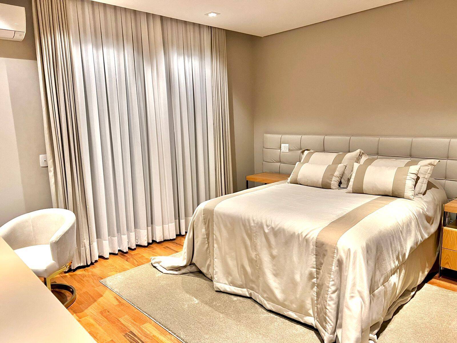 Casa com 5 suítes, elevador e lazer completo à venda em Alphaville