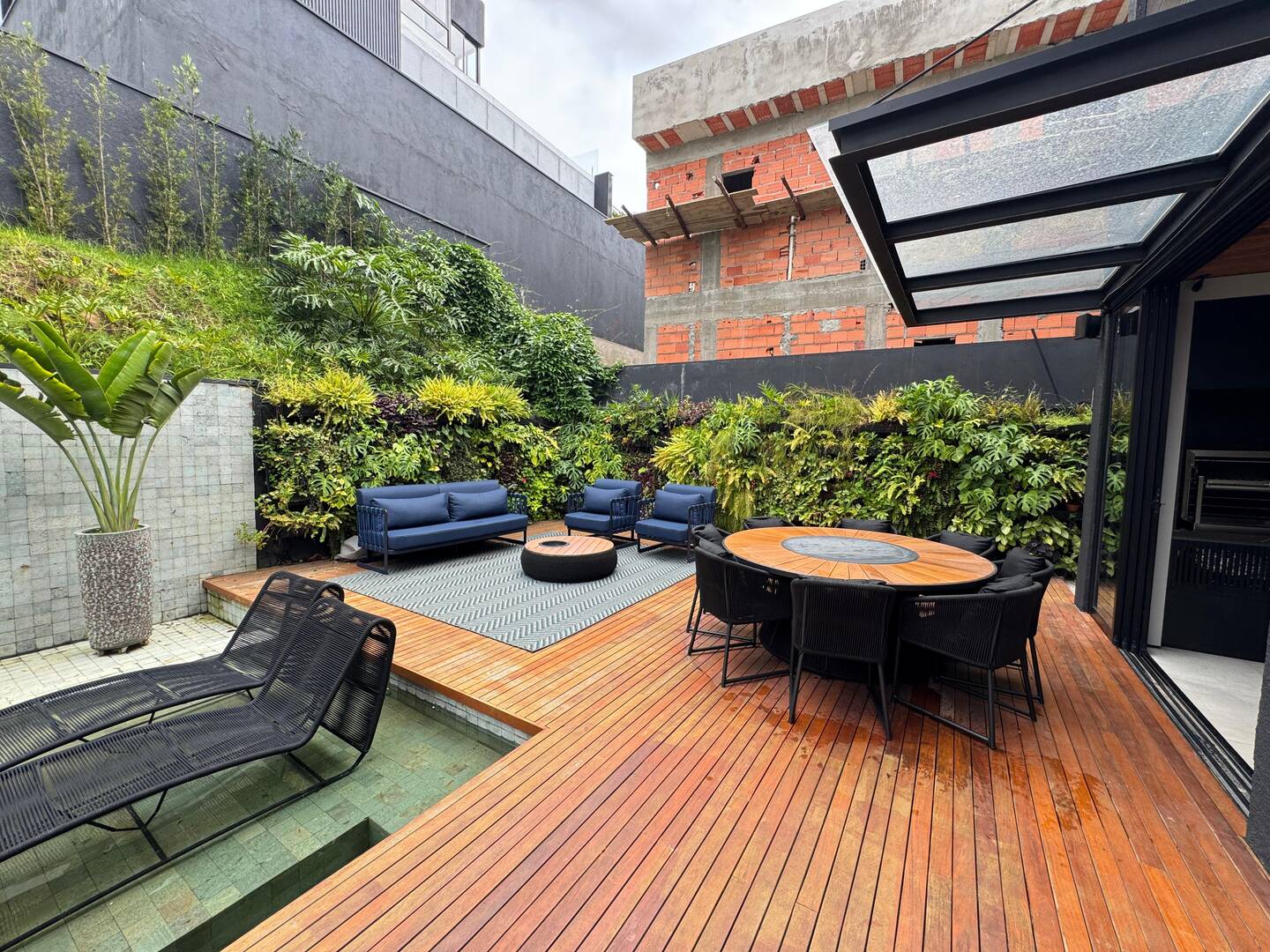 Casa mobiliada à venda no Gênesis 2 com 3 suítes, automação e adega climatizada