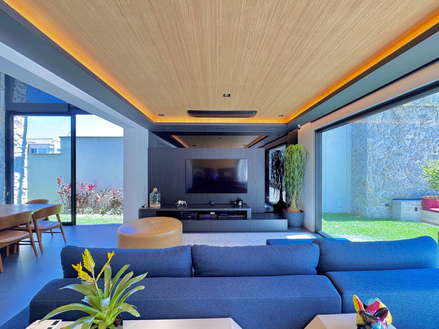 Casa nova e mobiliada à venda no Villa Solaia com 4 suítes e lazer completo