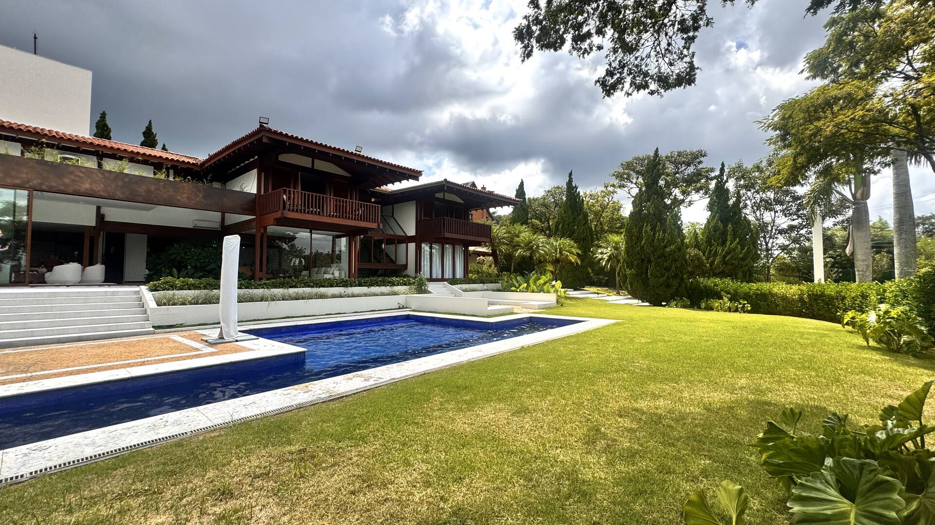 Casa com 5 suítes, terreno de 2.500 m² e vista aberta à venda no Alphaville 8