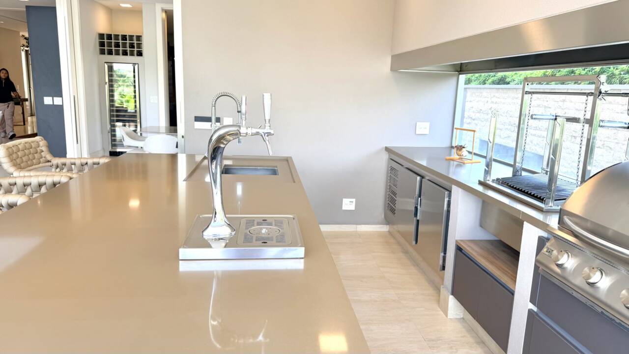 Casa à Venda no Tamboré 3 com 5 Suítes, Man Cave Exclusiva e Lazer Completo