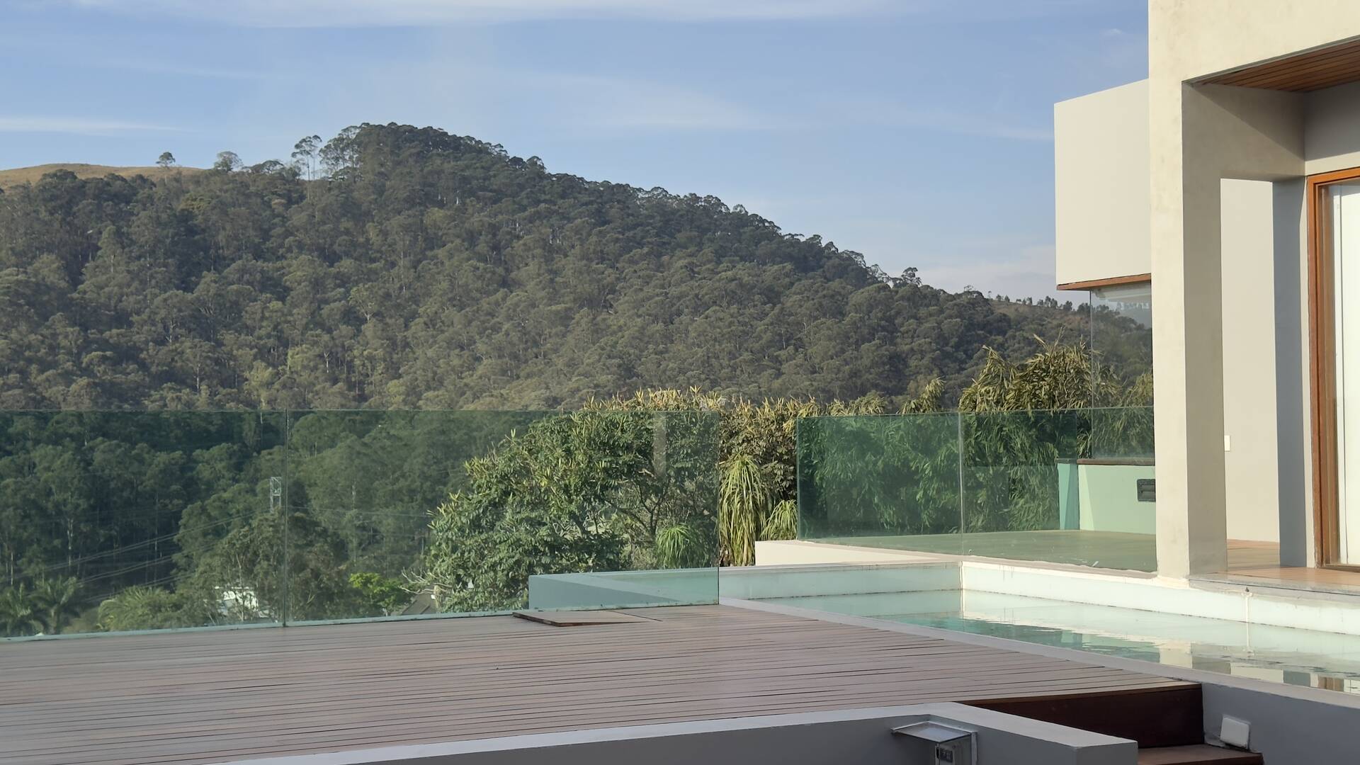 Casa Contemporânea com Vista Permanente, Piscina com Raia e Projeto Autoral em Alphaville