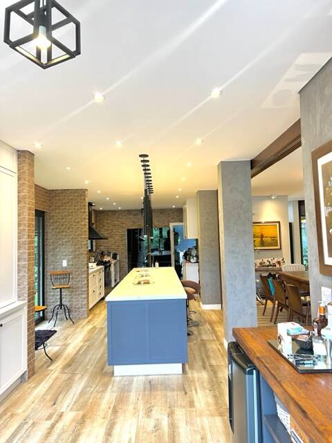 Casa Totalmente Reformada à Venda no Tamboré 1 | 5 Suítes e Ambientes Integrados
