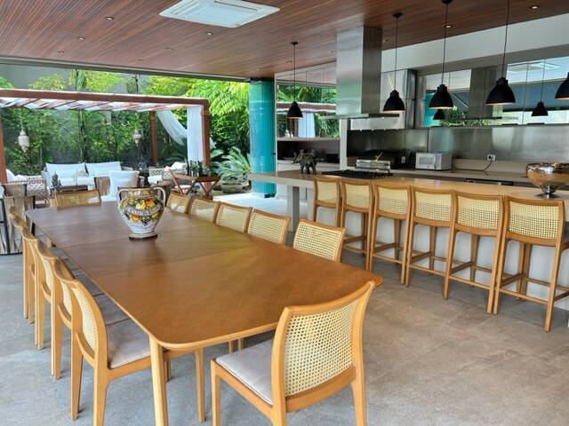 Casa com 5 suítes, elevador e lazer completo à venda em Alphaville