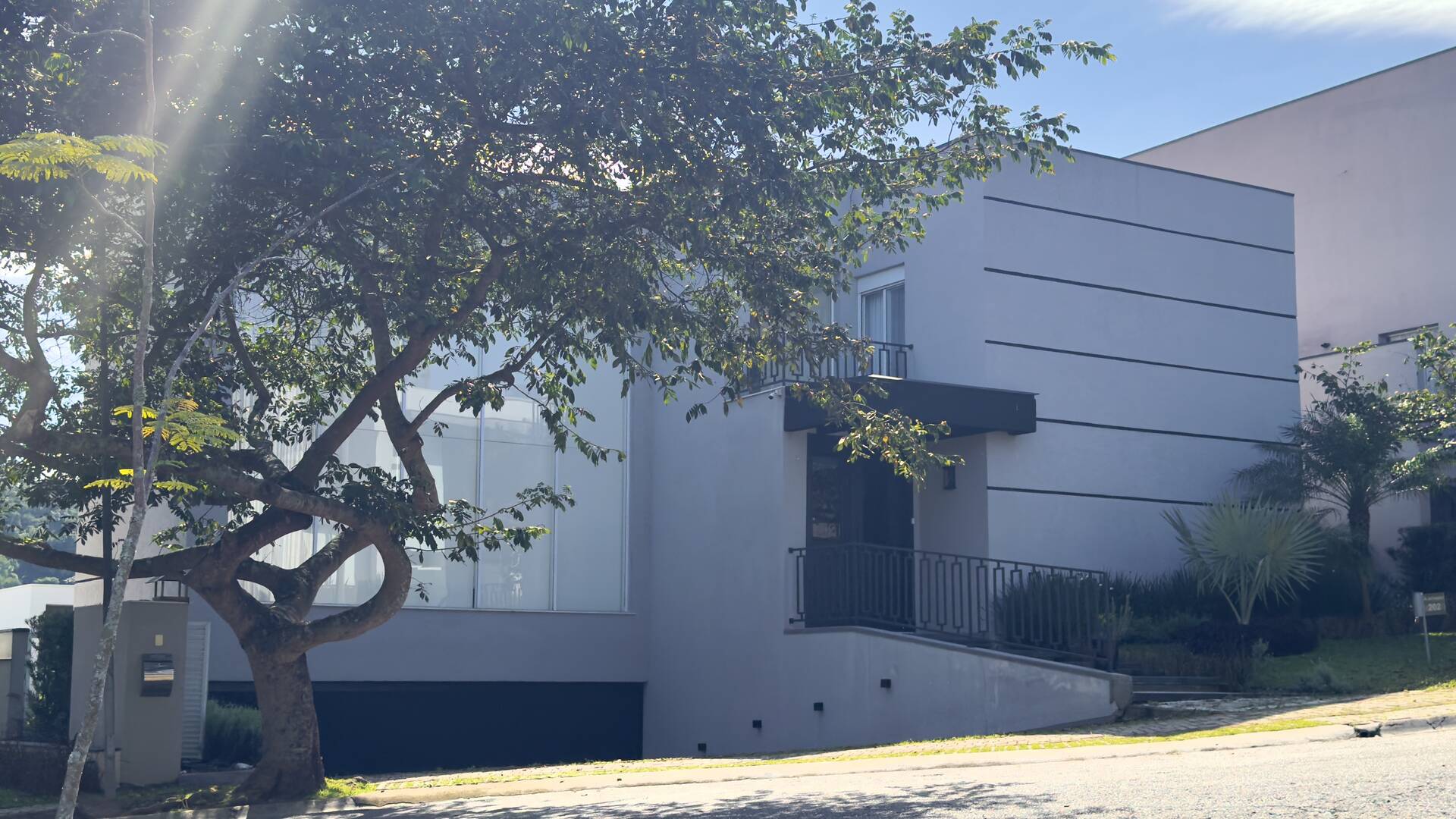 Casa Contemporânea à Venda em Alphaville com 4 Suítes, Piscina e Integração de Ambientes