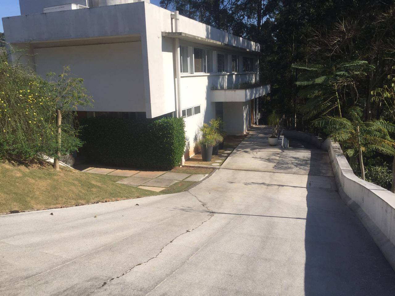Casa contemporânea com vista para a mata no Tamboré 1
