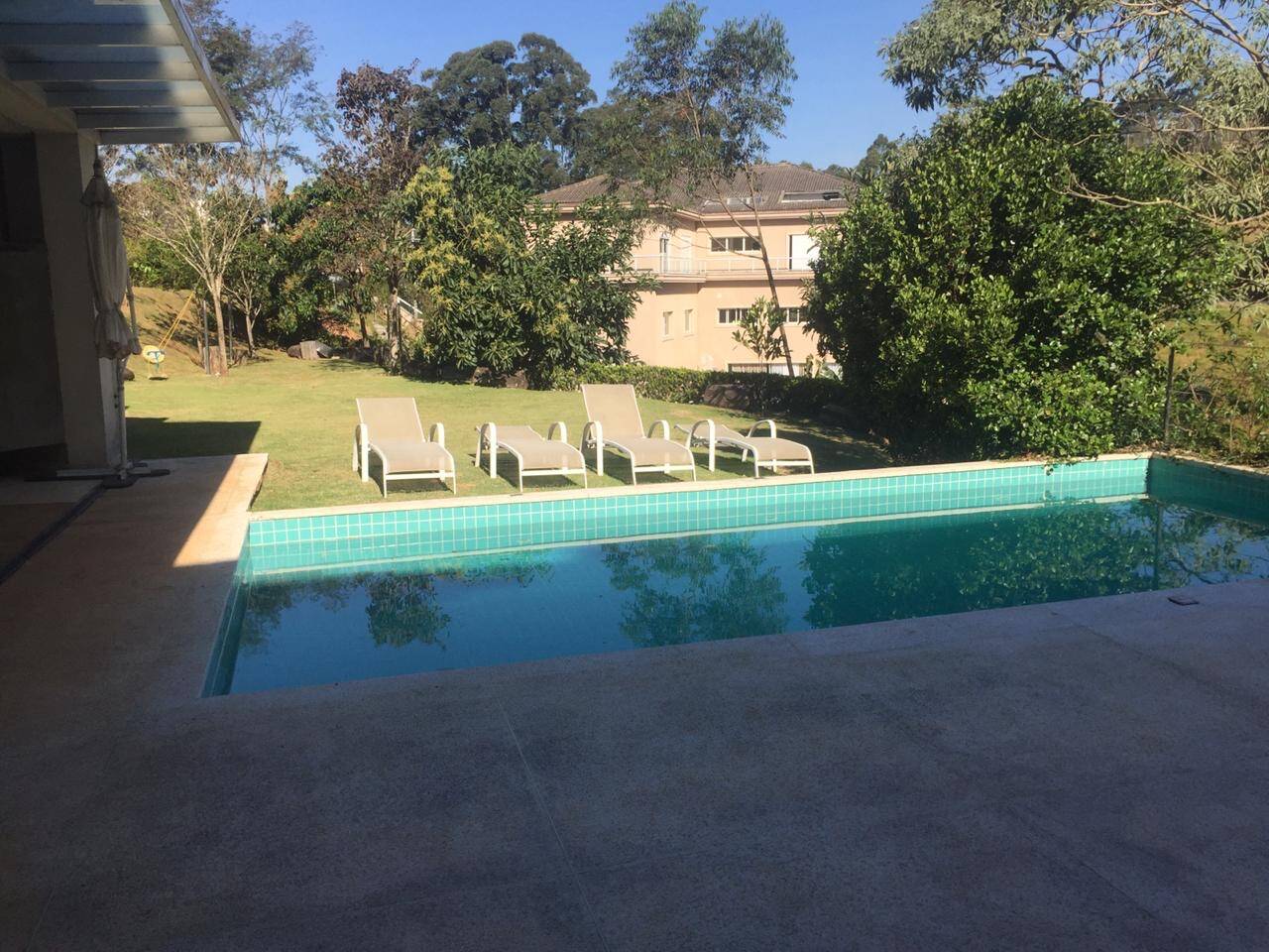 Casa contemporânea com vista para a mata no Tamboré 1