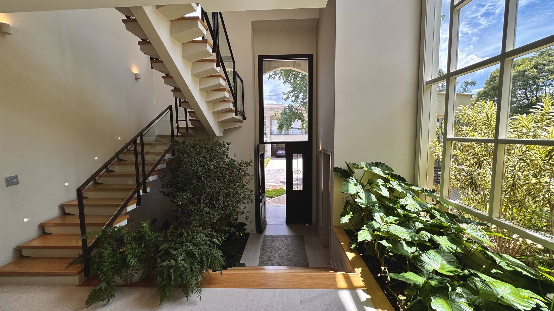 Casa com retrofit completo, 4 suítes e mobiliário assinado à venda em Alphaville