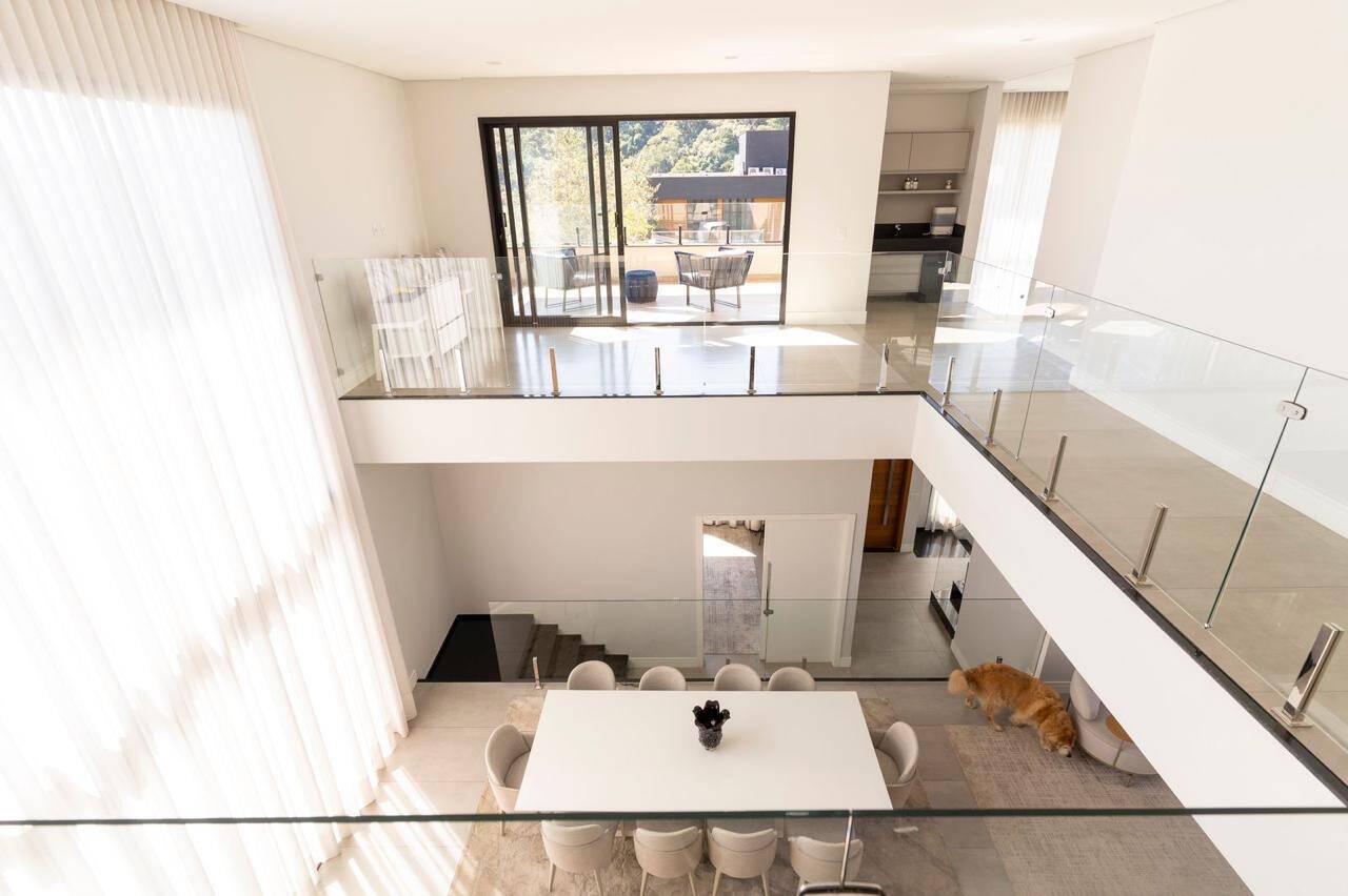 Casa Contemporânea à Venda em Alphaville com 4 Suítes, Spa e Projeto Inteligente