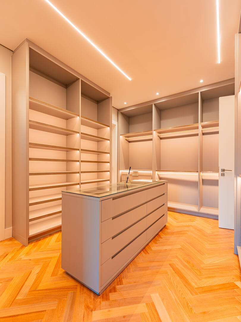 Casa porteira fechada à venda em Alphaville | 5 suítes, rooftop e mobiliada
