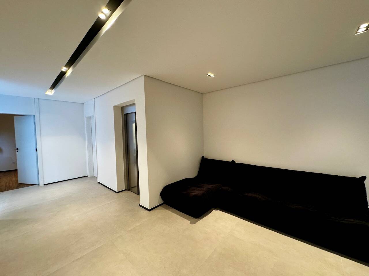 Casa recém-construída à venda no Alphaville Residencial 1 com 4 suítes e automação
