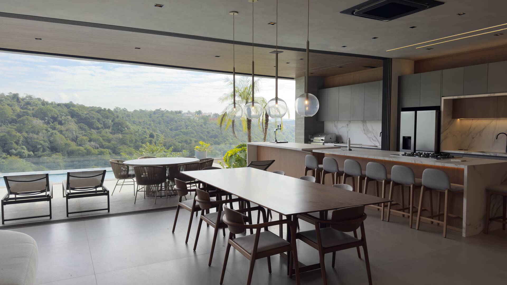 Casa contemporânea com lazer completo e elevador