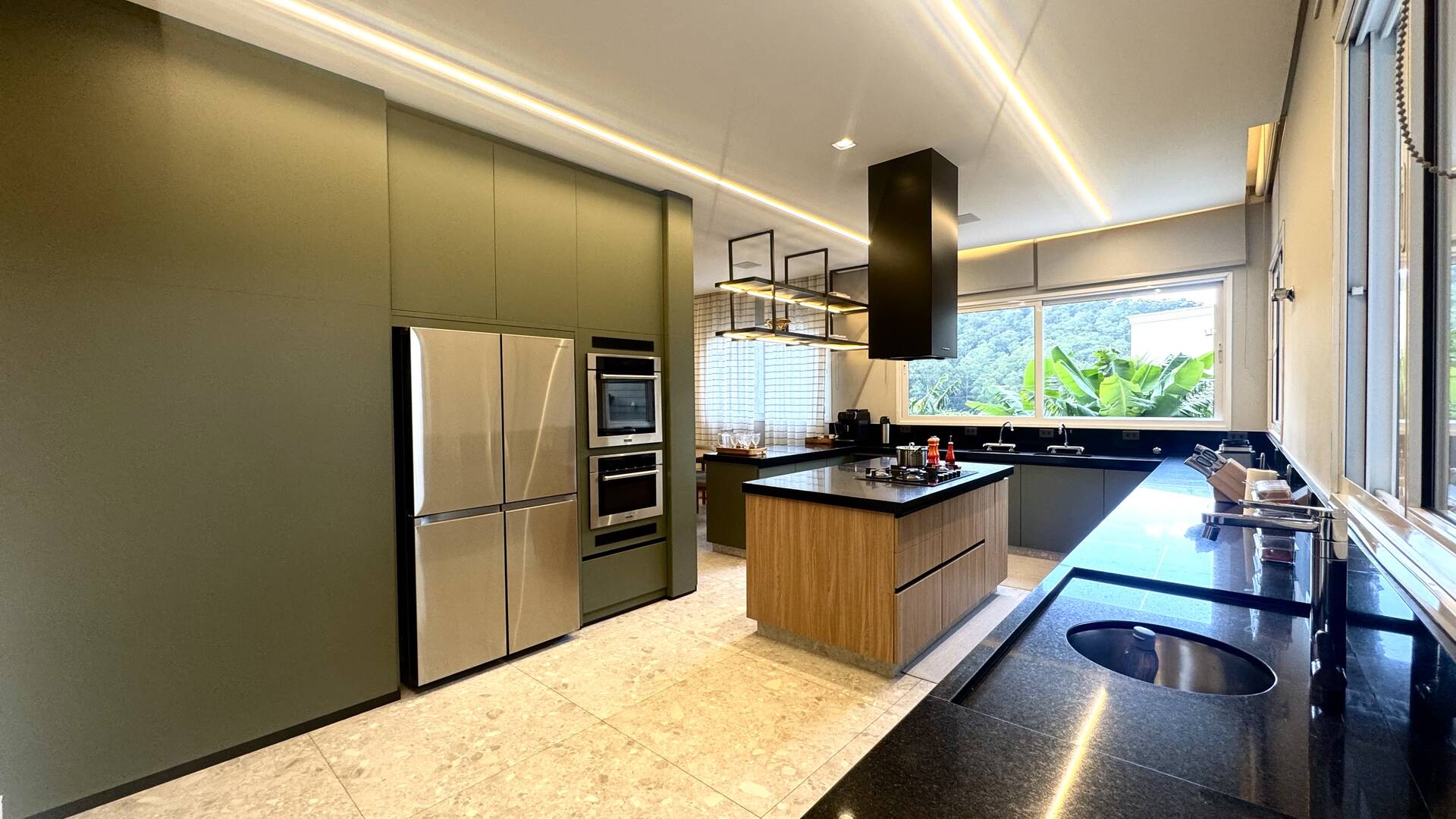 Casa Contemporânea no Tamboré 1 com 3.167 m² de Terreno e Vista Permanente para a Mata