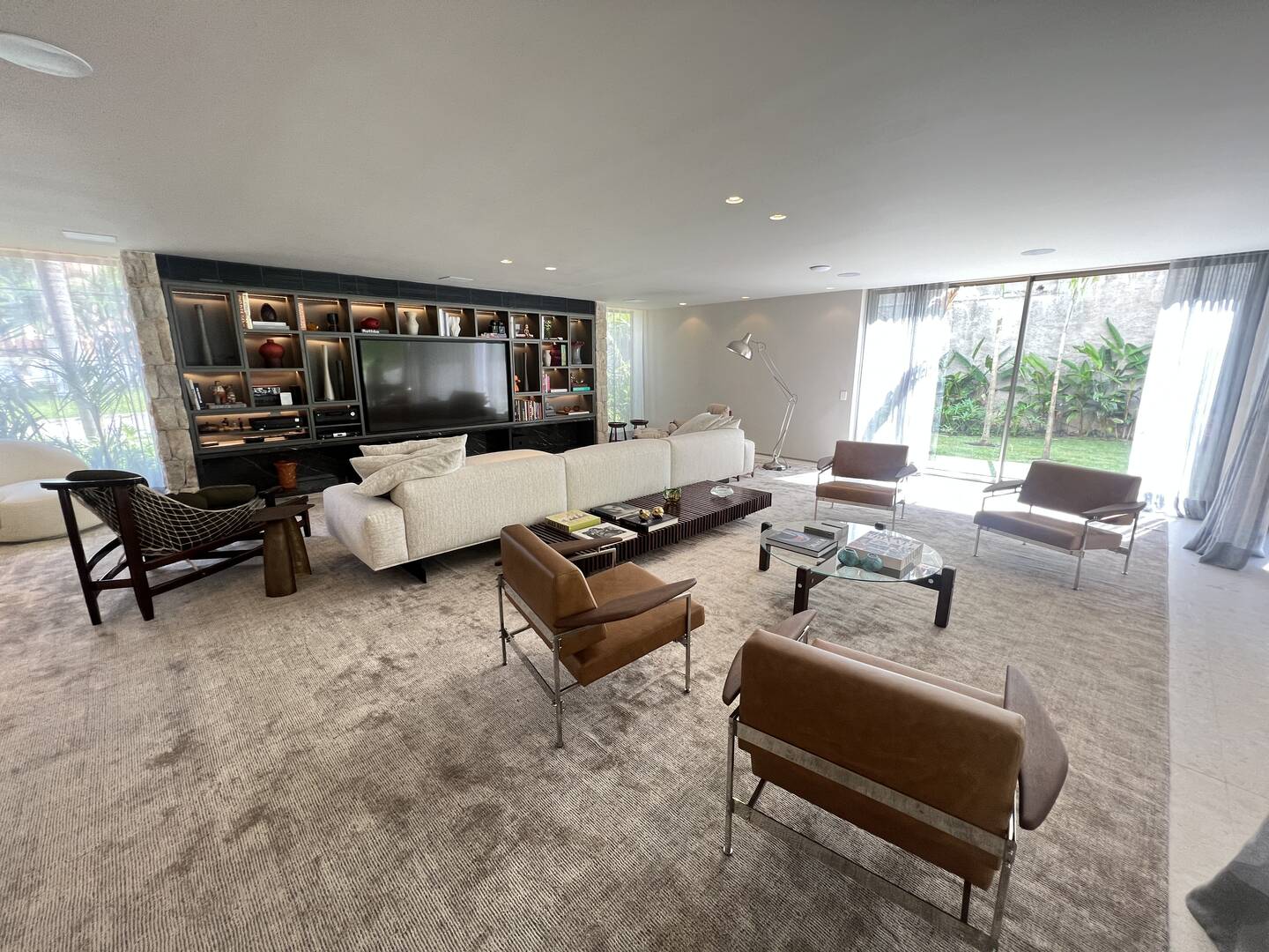 Residência autoral de David Bastos com piscina natural e design brasileiro