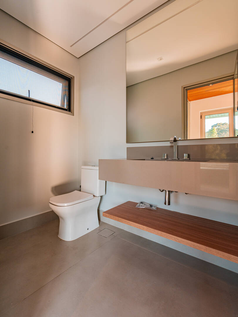 Casa porteira fechada à venda em Alphaville | 5 suítes, rooftop e mobiliada