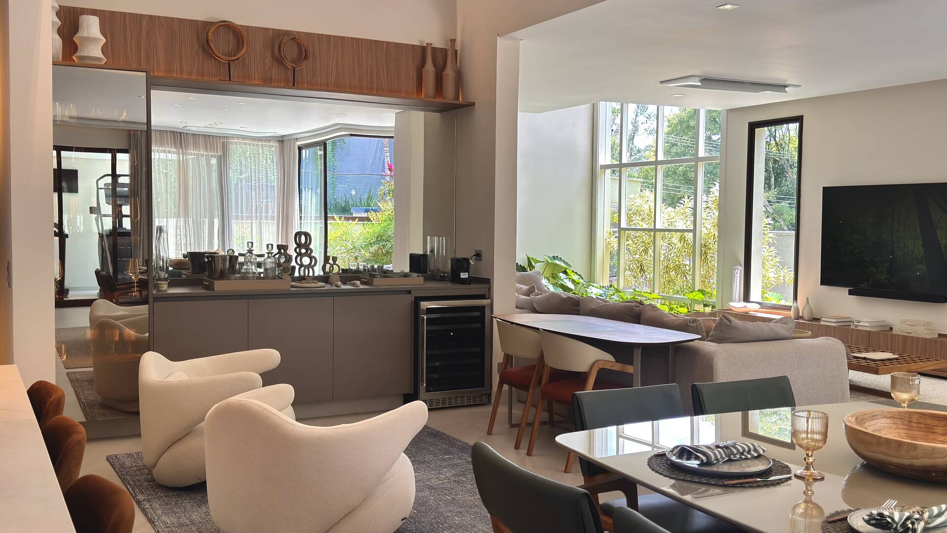Casa com retrofit completo, 4 suítes e mobiliário assinado à venda em Alphaville