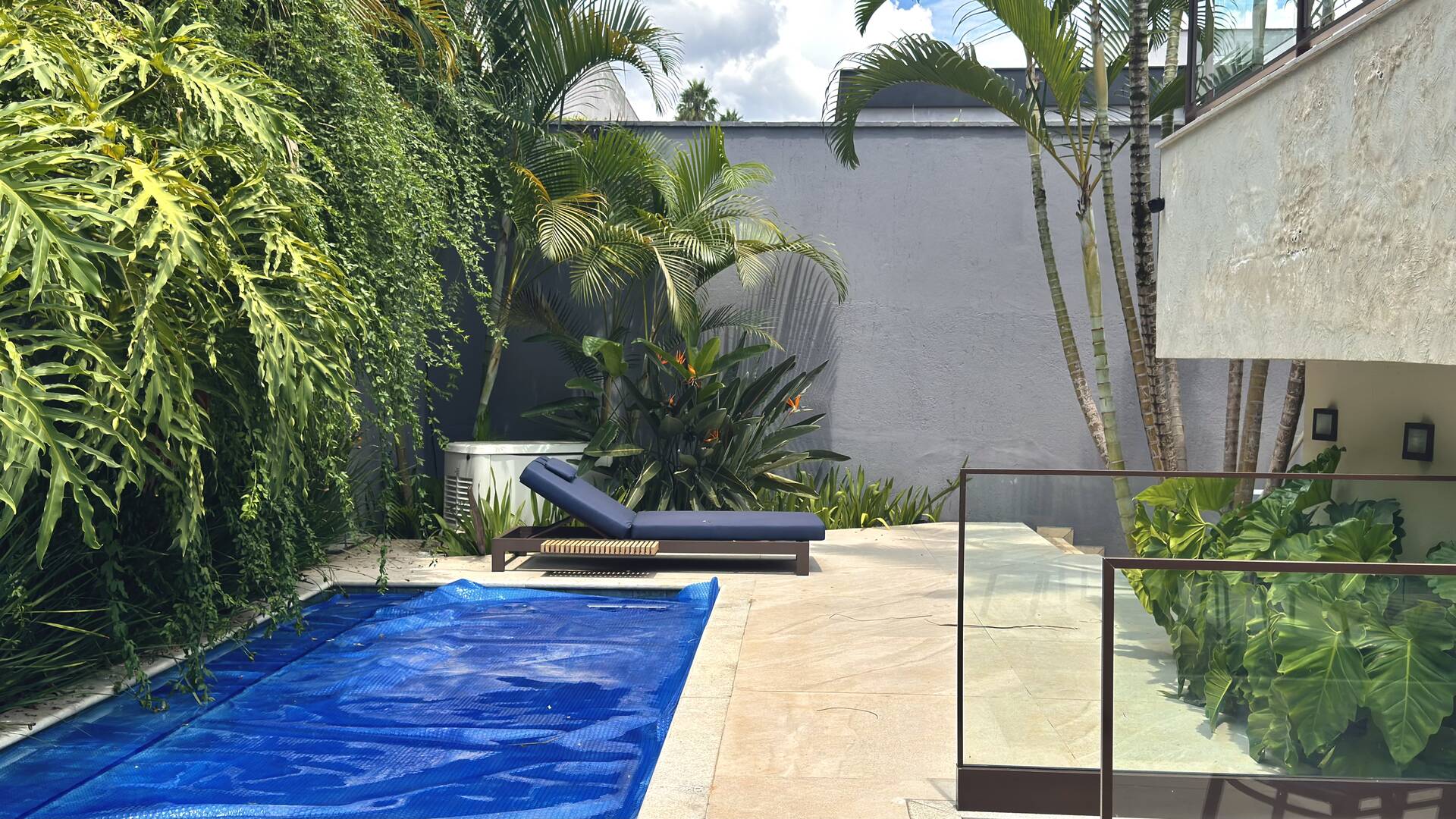 Casa com retrofit completo, 4 suítes e mobiliário assinado à venda em Alphaville