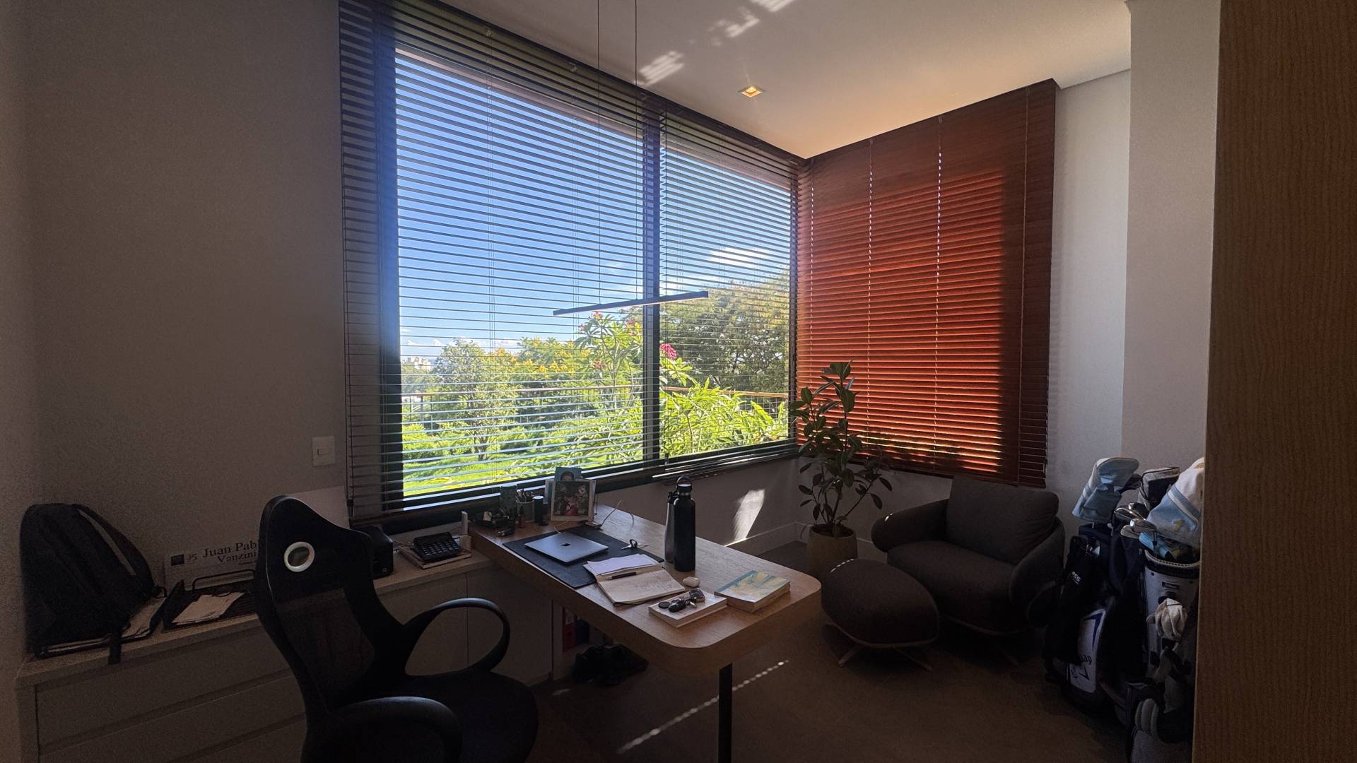 Casa à venda no Tamboré 10 com vista permanente para a mata e amplo terreno