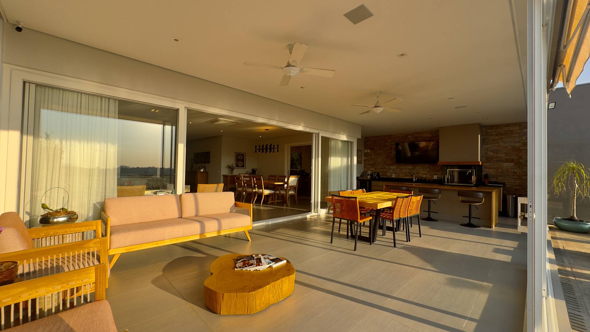 Casa à venda no Tamboré 10 com 4 suítes, área gourmet integrada e 539 m²