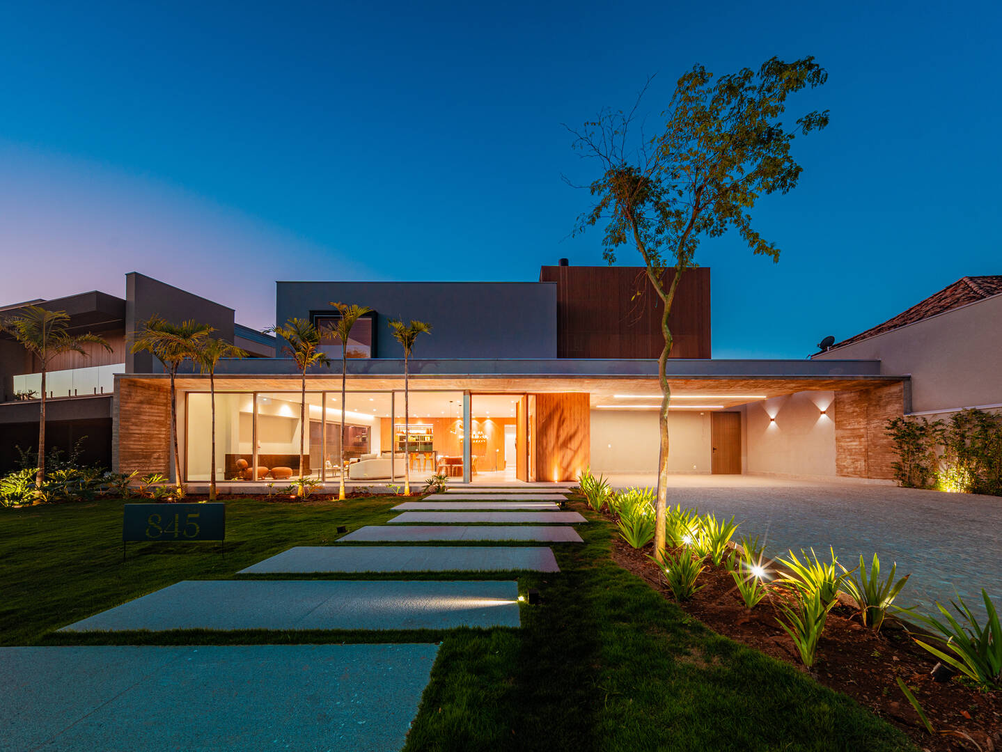 Casa porteira fechada à venda em Alphaville | 5 suítes, rooftop e mobiliada