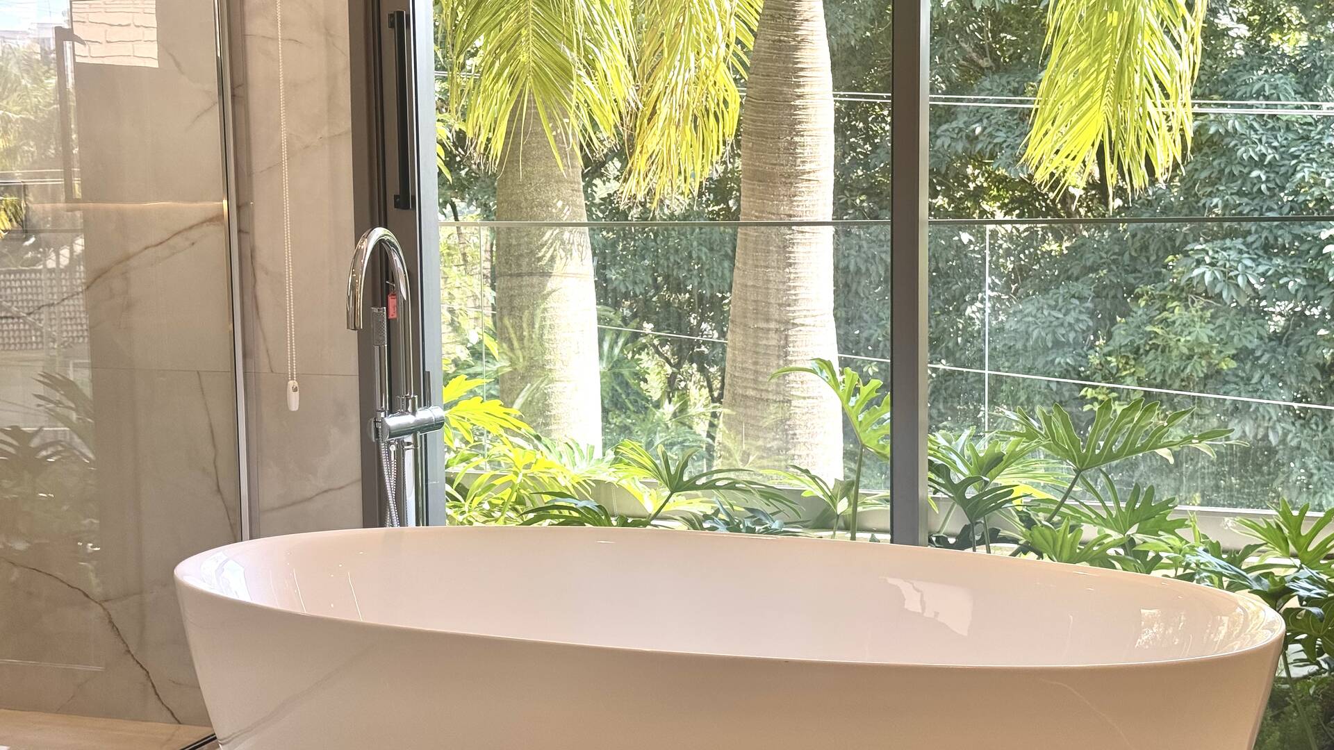 Casa Contemporânea no Tamboré 3 com Rooftop, 5 Suítes e Vista Permanente para a Praça