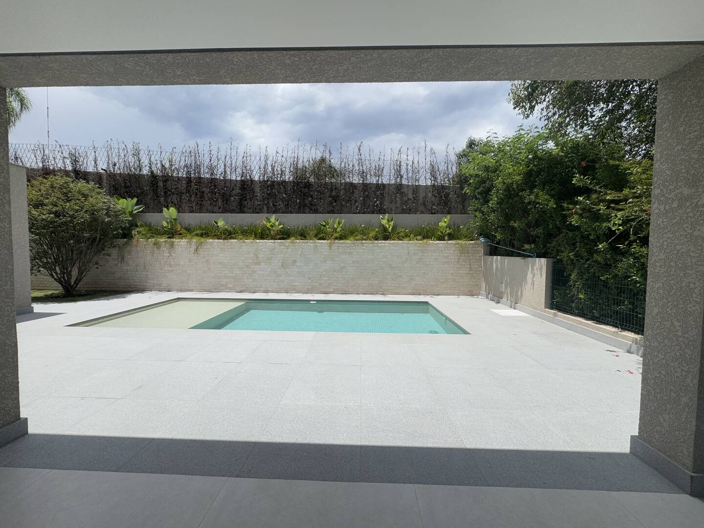 Casa à venda com 4 suítes, piscina com prainha e área gourmet integrada