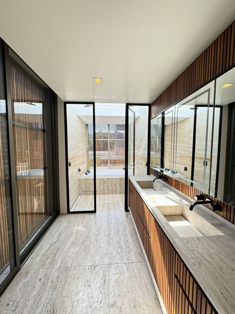 Casa contemporânea com 4 suítes, arquitetura autoral e área de lazer integrada