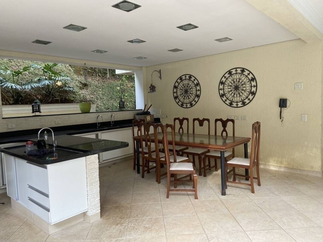 Casa no Tamboré 1 com 6 Suítes e Fundo para Ampla Área Verde Privativa