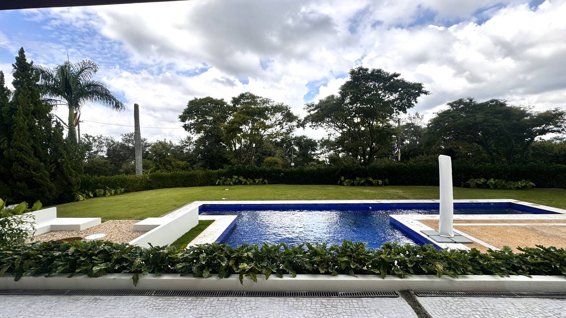 Casa com 5 suítes, terreno de 2.500 m² e vista aberta à venda no Alphaville 8