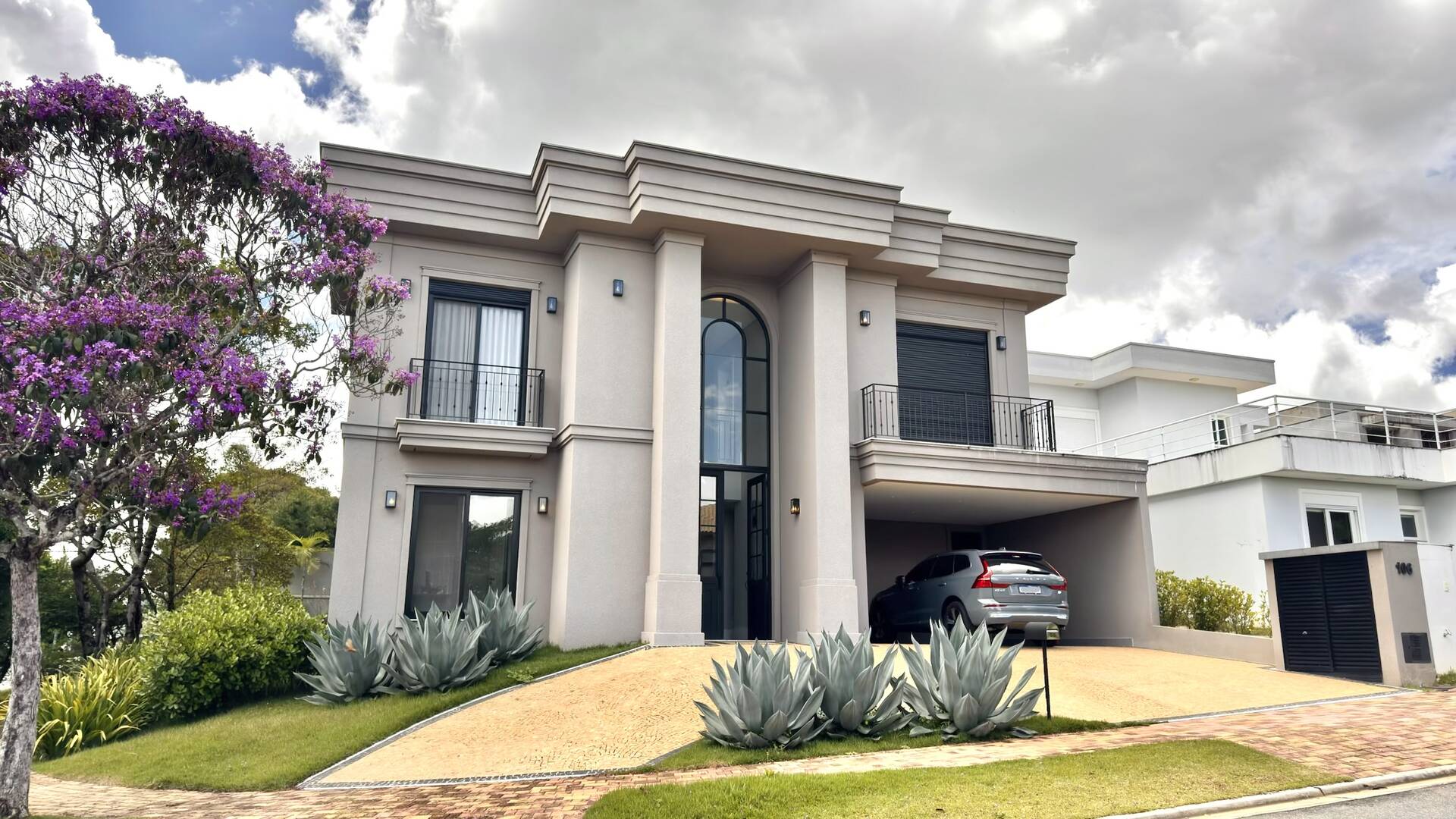 Casa Nova e Atemporal com 4 Suítes no Residencial Gênesis 1 | Alphaville