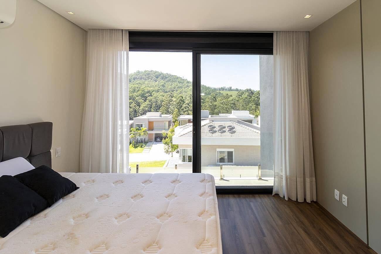 Casa à venda em Alphaville com 4 suítes, piscina aquecida, sauna e sistema fotovoltaico