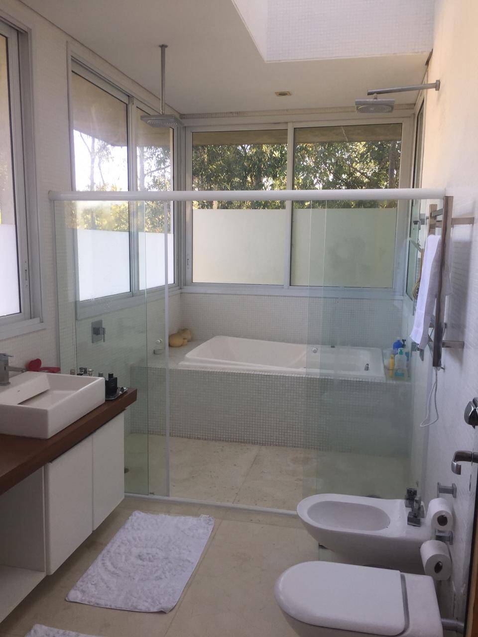 Casa contemporânea com vista para a mata no Tamboré 1