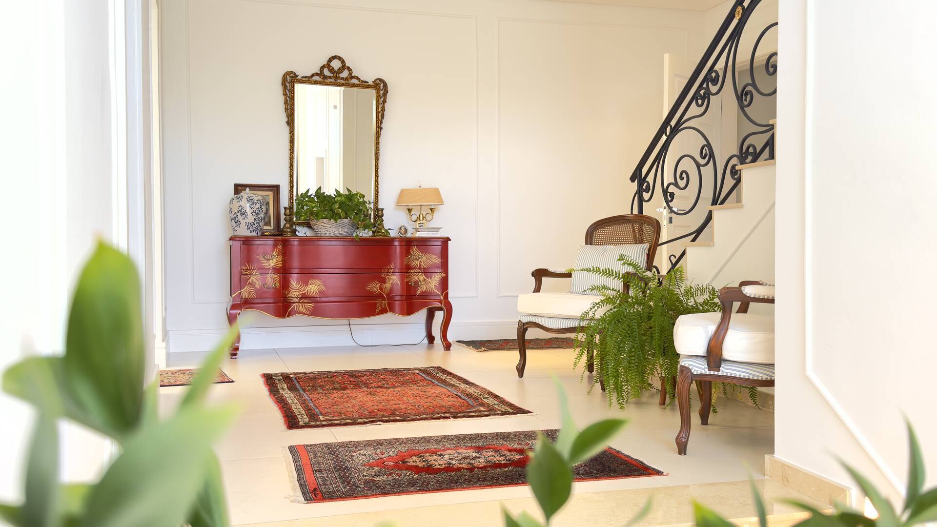 Casa com amplo terreno e excelente potencial de retrofit à venda em Alphaville