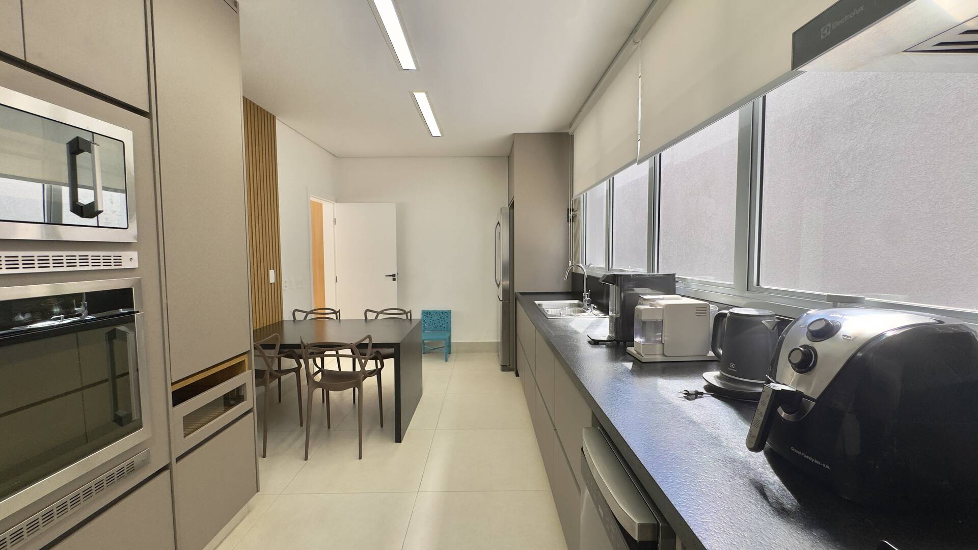 Casa Contemporânea à Venda em Alphaville com 4 Suítes, Piscina e Integração de Ambientes