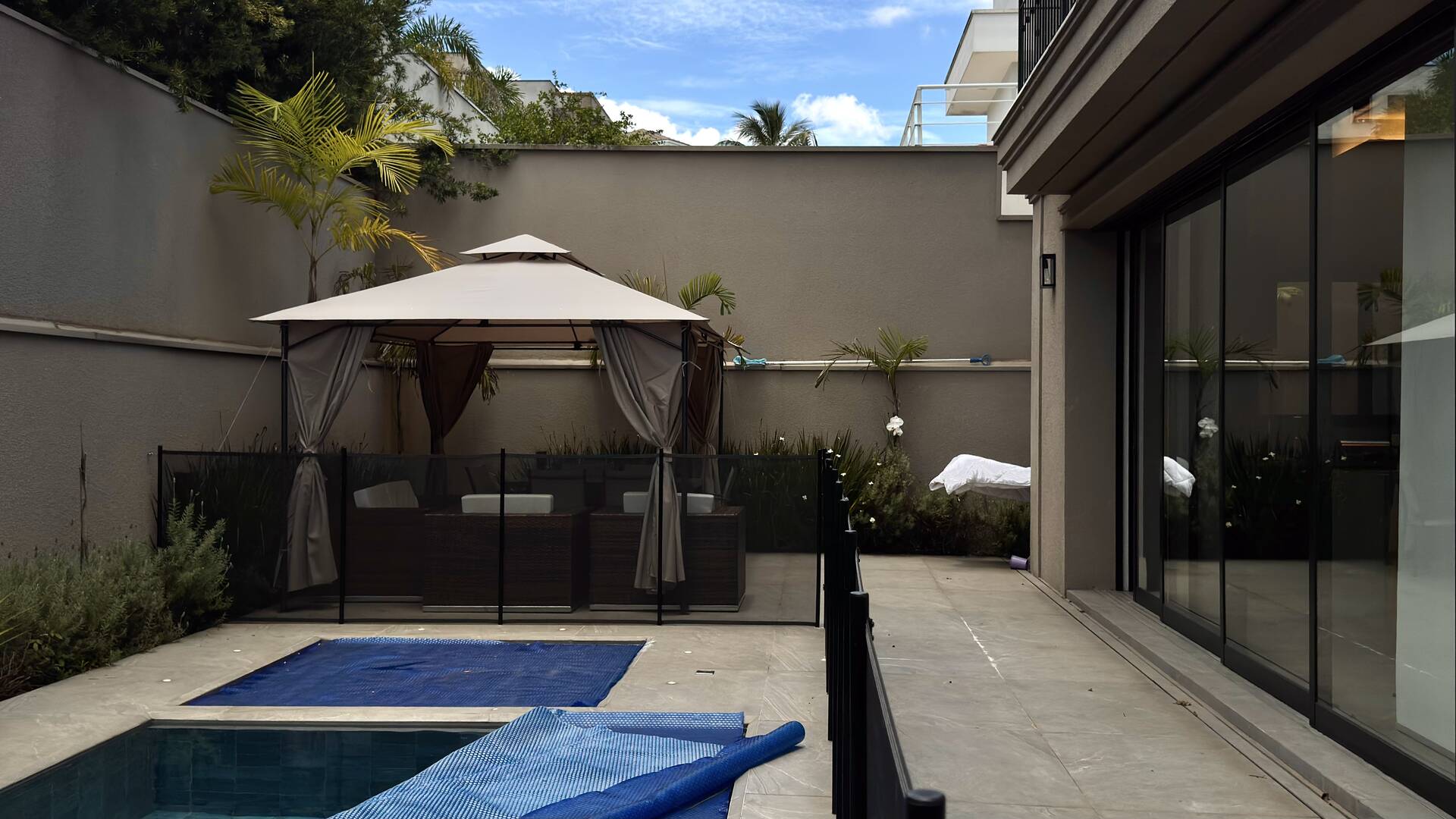 Casa Nova e Atemporal com 4 Suítes no Residencial Gênesis 1 | Alphaville