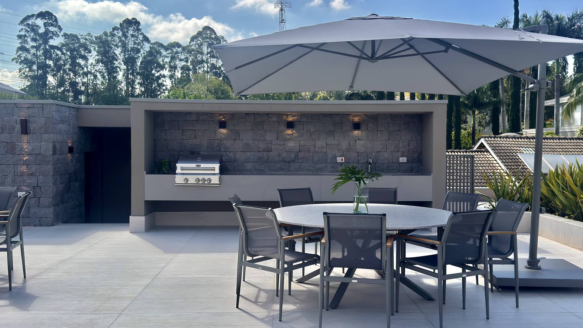 Casa Contemporânea no Tamboré 3 com Rooftop, 5 Suítes e Vista Permanente para a Praça