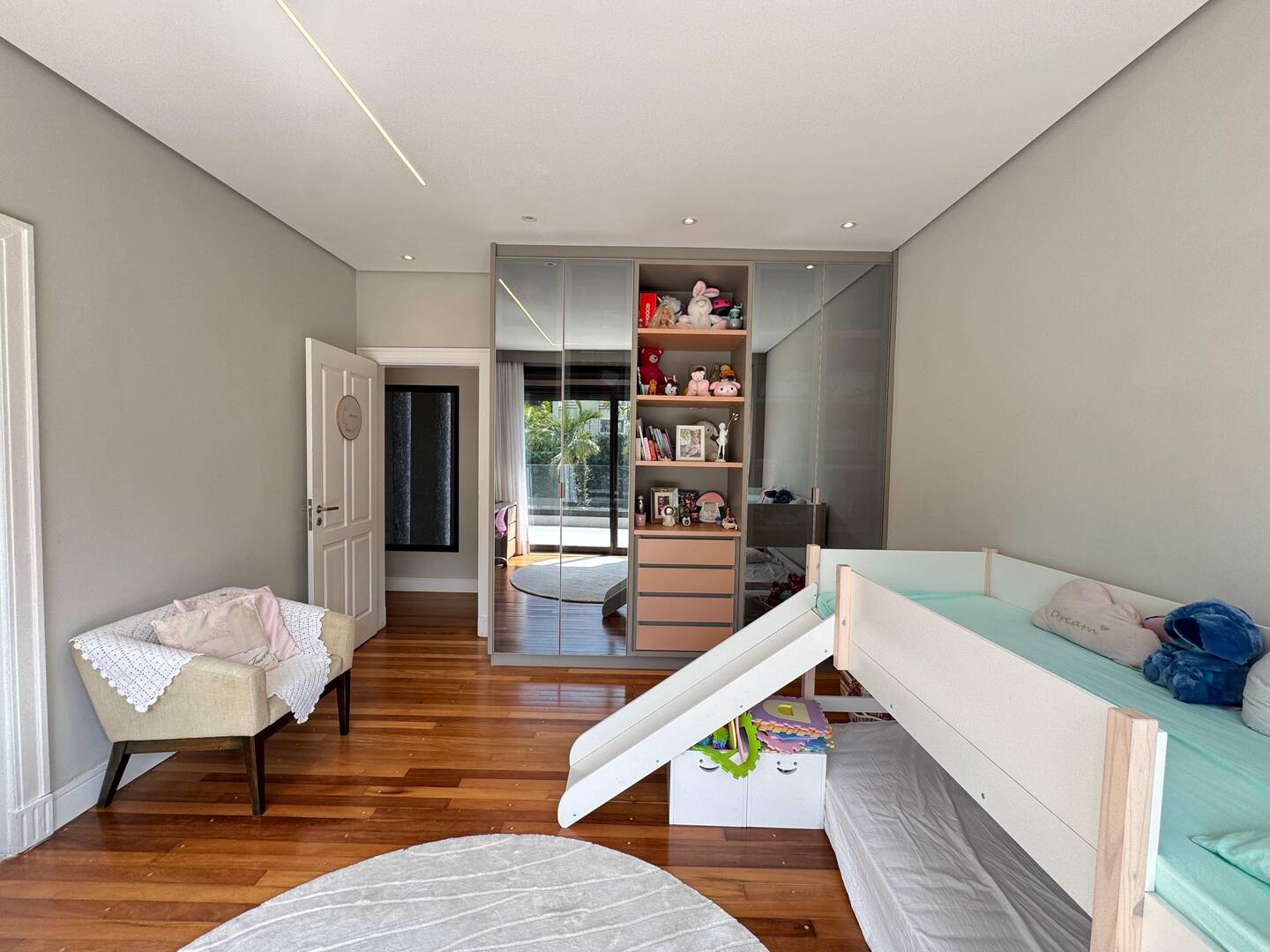 Casa Contemporânea à Venda no Tamboré 1 com 5 Suítes e Lazer Integrado