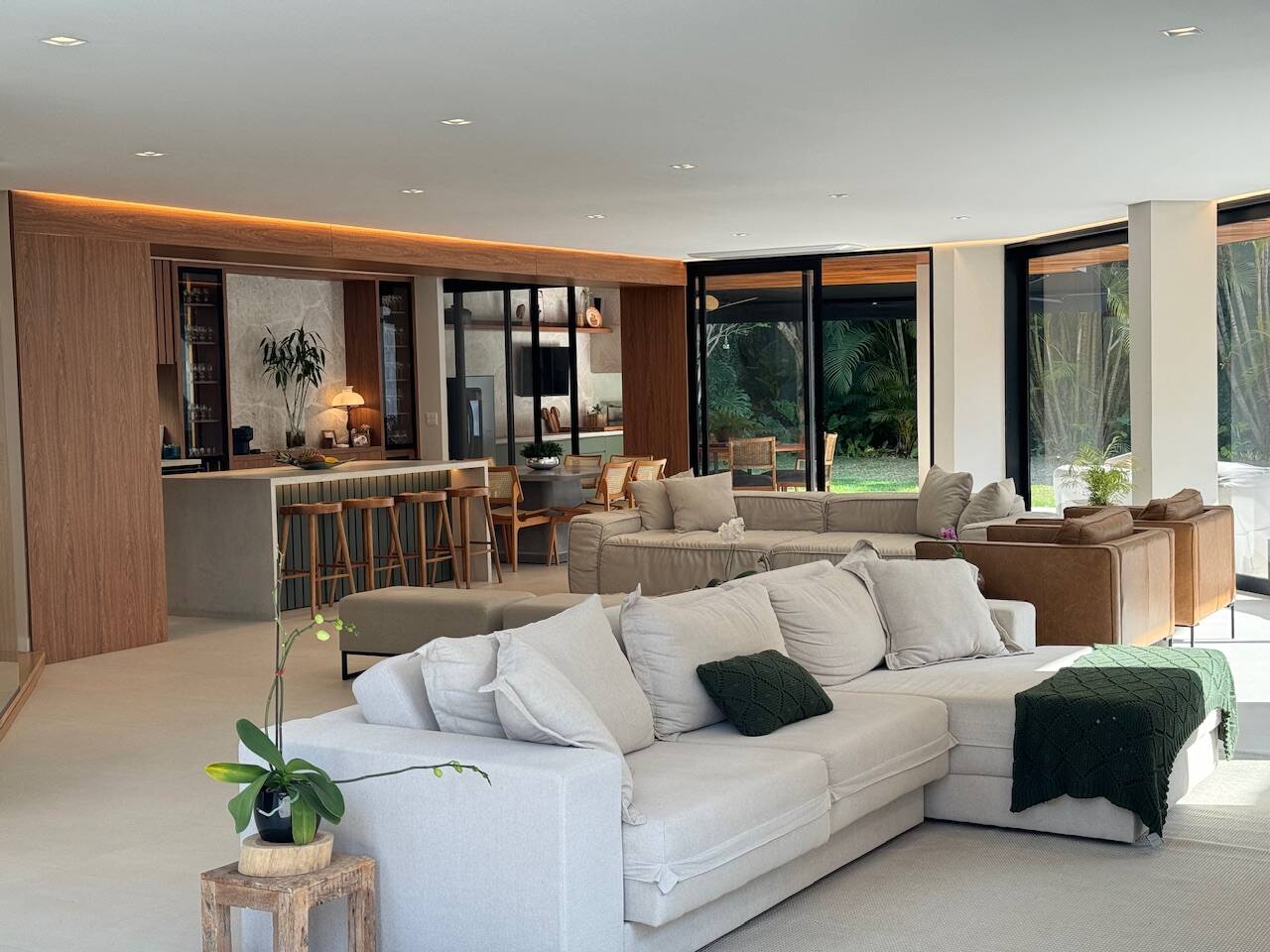 Casa totalmente reformada e mobiliada à venda no Alphaville Residencial 1 com 4 suítes