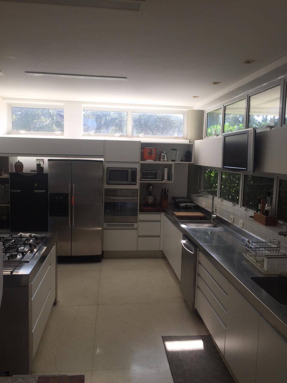 Casa contemporânea com vista para a mata no Tamboré 1