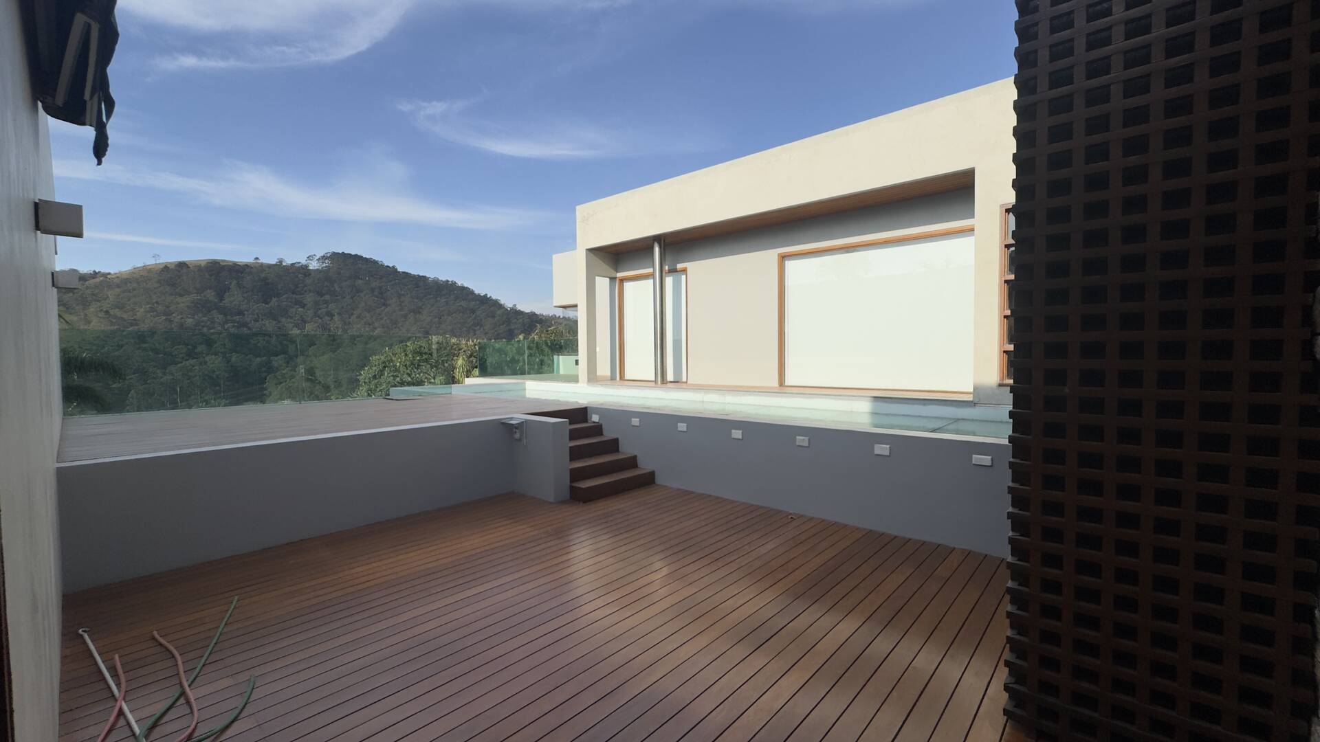 Casa Contemporânea com Vista Permanente, Piscina com Raia e Projeto Autoral em Alphaville